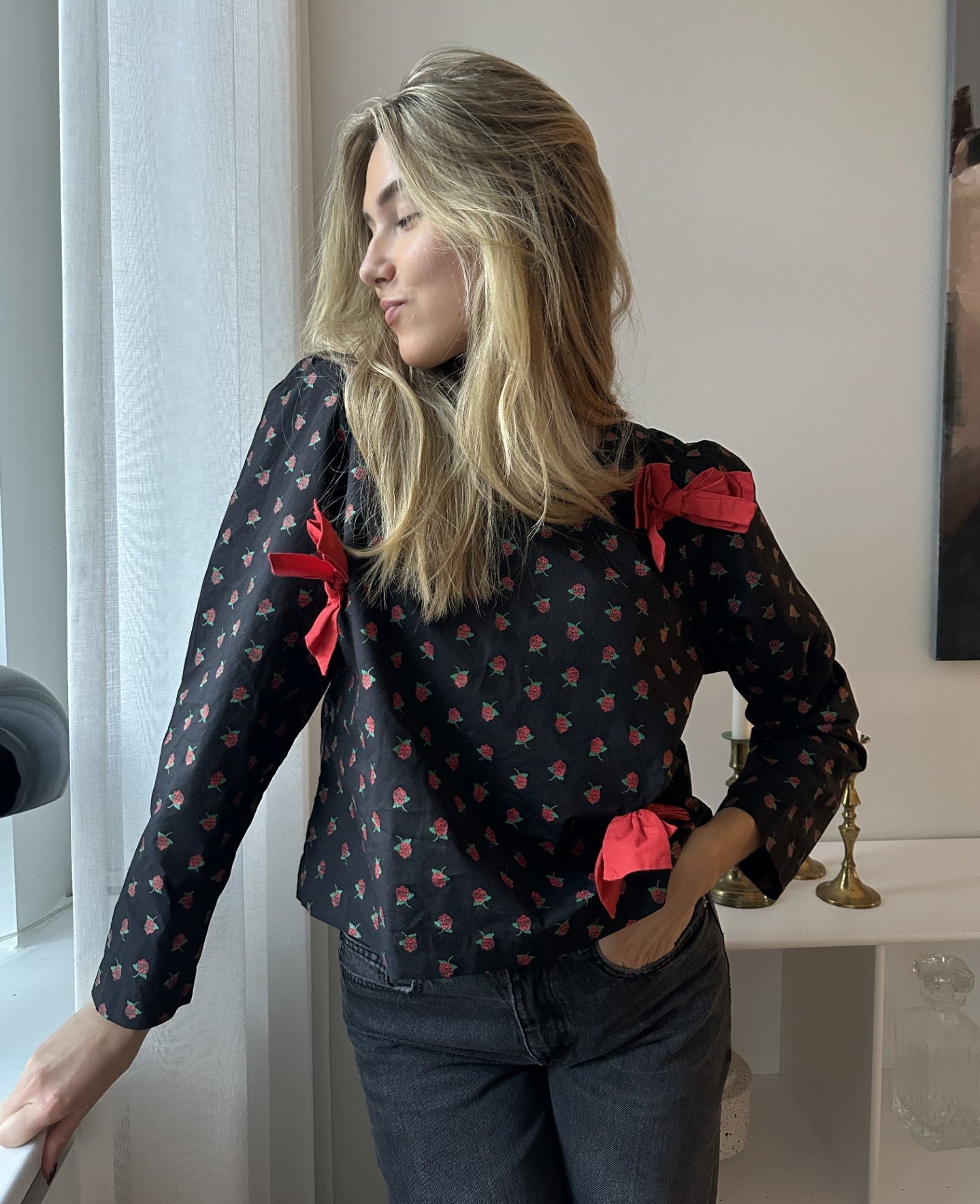 Frederikke Top - Black w. Red Roses